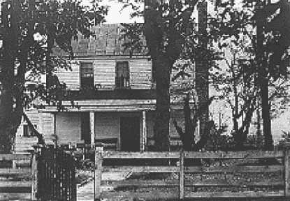 Photo: the Garrett farmhouse near Port Royal, Virginia, where John Wilkes Booth, the assassin of U.S. President Abraham Lincoln, died on the porch