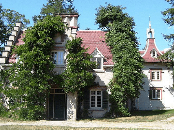 Photo: a view from the south of Washington Irving's house "Sunnyside" in Tarrytown, New York. Credit: Beyond My Ken; Wikimedia Commons.