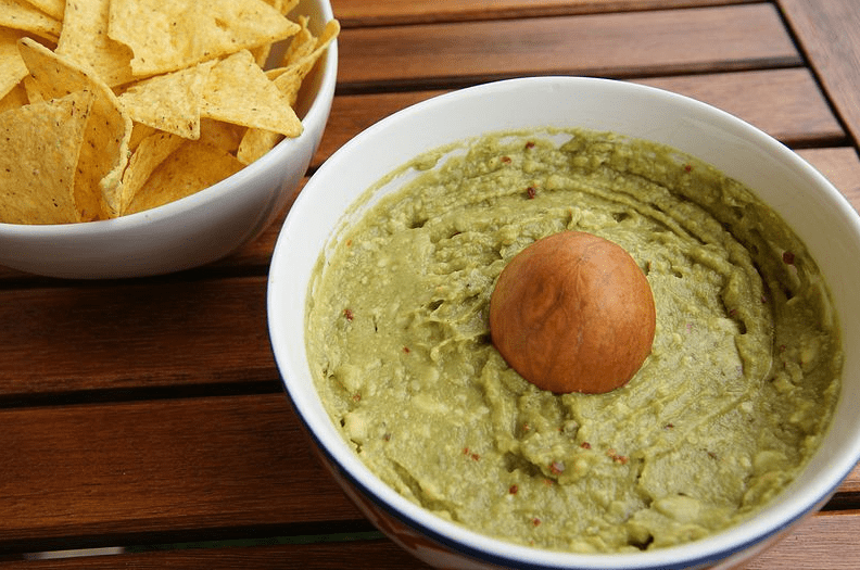 Photo: Guacamole with corn chips. The stone is said to prevent the rest of the preparation from oxydizing