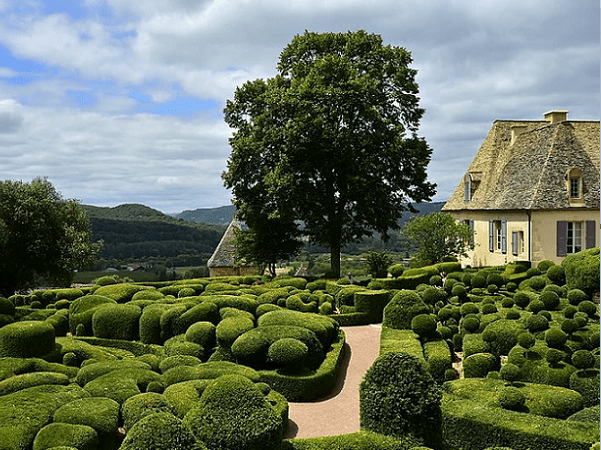 Photo: the Château de Marqueyssac, featuring a French formal garden. Credit: Ladislaus Hoffner; Wikimedia Commons.