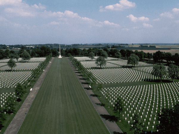 Photo: Netherlands American Cemetery, Margraten, Holland. Credit: Iijjccoo; Wikimedia Commons.