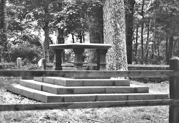 Photo: Nathaniel Sylvester monument on Shelter Island, New York. Credit: The Great Ancestral Hunt; Laura George.