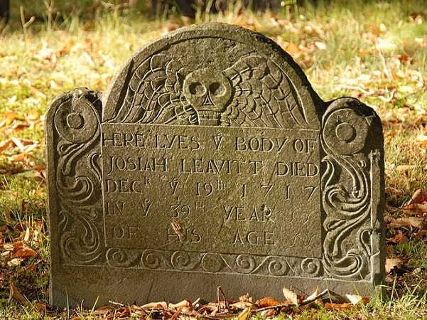 Photo: slate gravestone of Josiah Leavitt (1679–1717), Hingham Center Cemetery, Hingham, Plymouth County, Massachusetts. Credit: dee E. Warenycia; Wikimedia Commons.