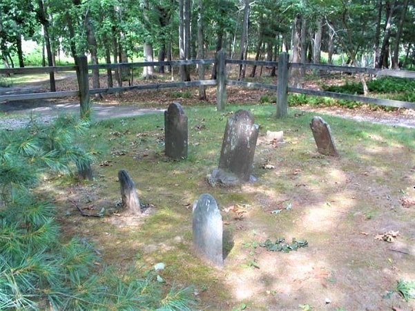 Photo: Quaker cemetery at Shelter Island, New York. Credit: Bridge and Tunnel Club https://www.bridgeandtunnelclub.com/bigmap/outoftown/longisland/suffolkcounty/shelterisland/quakercemetery/index.htm