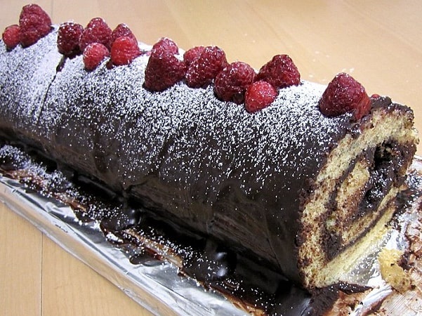 Photo: Bûche de Noël. Credit: Mathieu MD; Wikimedia Commons.