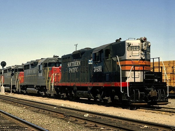 Photo: locomotive SP 3491, in the Black Widow scheme, leads locomotive SP 6506, in the Bloody Nose scheme, April 1966. Credit: Drew Jacksich; Wikimedia Commons.