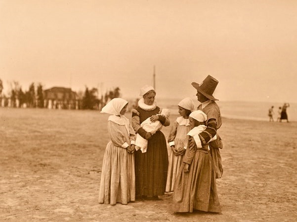 Photo: from the Plymouth Tercentenary Pageant: Stephen Hopkins, his wife Elizabeth, and their children -- including infant son Oceanus, the only child born during the Mayflower's journey across the Atlantic. Photo taken in August 1921 in Plymouth, Massachusetts, by Edward P. McLaughlin. Credit: in the collection of the Plymouth Public Library. Courtesy of Digital Commonwealth.