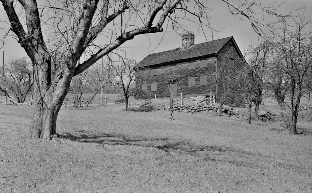 Photo: exterior of the Parson Capen House, 1 Howlett Street, Topsfield, Massachusetts. Courtesy of the Phillips Library, Peabody Essex Museum, Samuel Chamberlain Collection.