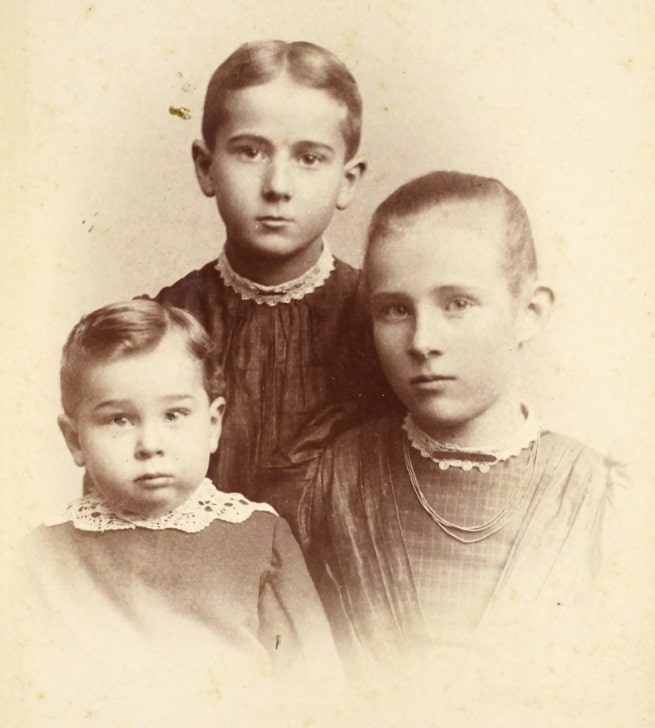 Photo: children born to Willis Snow and his wife Ella Howard (left to right): Charles Howard Snow, who married Emily Brandican; Vera May Snow, who married Adam Albert Hummel; and Cora Louise Snow, who married Ralph King Munro. Credit: Dan Lawyer of Illinois.