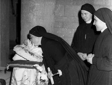 Photo: Christmas at the Annunciation Church in Nazareth, 1965. Credit: Israel Press and Photo Agency (I.P.P.A.) / Dan Hadani collection, National Library of Israel / CC BY 4.0; Wikimedia Commons.
