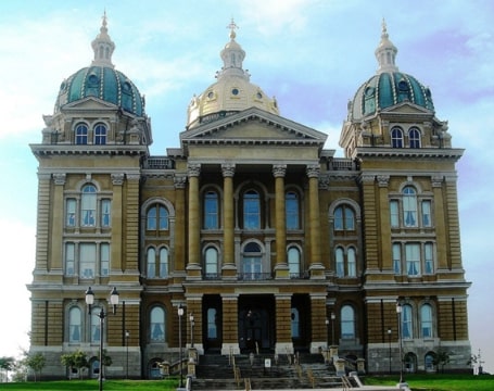 Photo: the Iowa State Capitol, Des Moines, Iowa. Credit: Dave Parker; Wikimedia Commons.