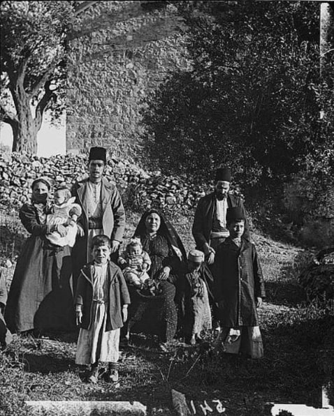 Photo: Ashkenazi Jews residing in the American colony; photo taken between 1900 and 1920. Credit: Library of Congress, Prints and Photographs Division.