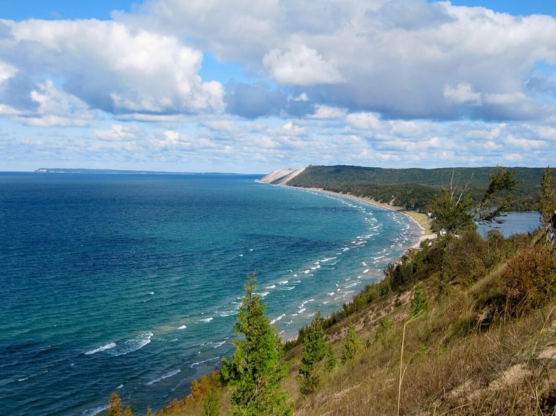 Photo: Empire Bluffs Trail view of Sleeping Bear Dunes National Lakeshore and Lake Michigan, Michigan. Credit: Rachel Kramer; Wikimedia Commons.