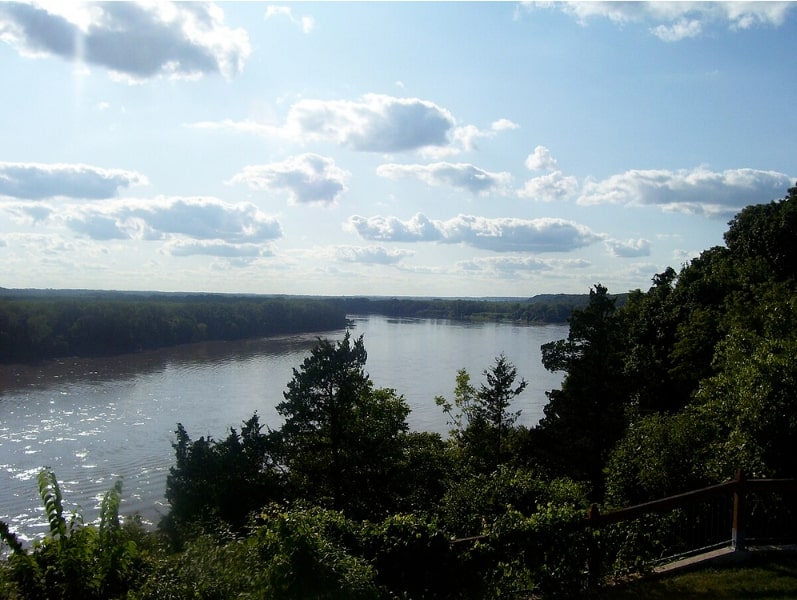 Photo: a stretch of the Missouri River in Missouri between Rocheport and Boonville. Credit: aimee castenell; Wikimedia Commons.