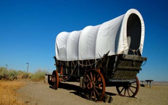 Photo: covered wagon. Credit: Gary Halvorson, Oregon State Archives; Wikimedia Commons.