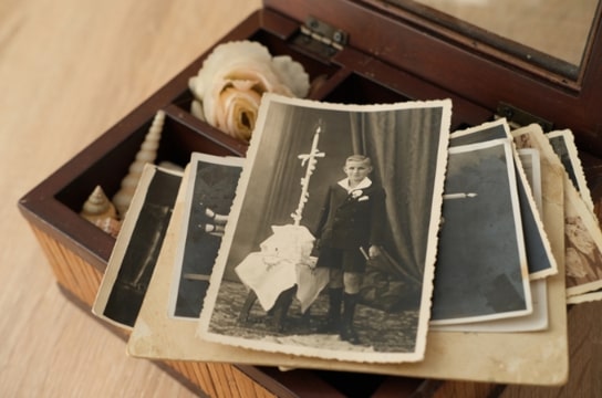 Photo: wooden box with photos. Credit: https://depositphotos.com/home.html