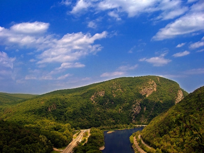 Photo: the Delaware Water Gap is shared between Warren County, New Jersey, and neighboring Pennsylvania. Credit: CPacker and Nicholas; Wikimedia Commons.