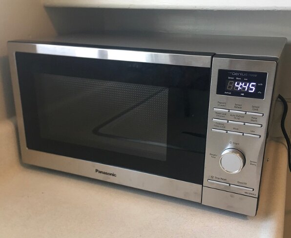 Photo: microwave oven. Credit: Mrbeastmodeallday; Wikimedia Commons.