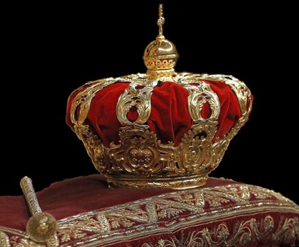 Photo: Spanish Royal Crown and Scepter used in the proclamation of Kings of Spain, made in the 18th century. Credit: TheRichic; Wikimedia Commons