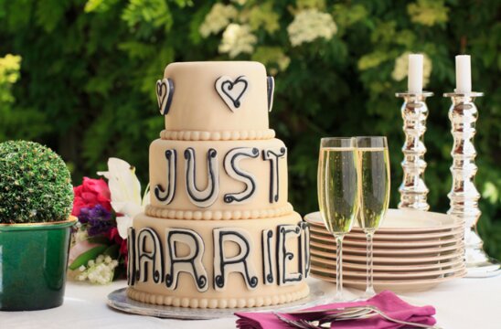 Photo: wedding cake and champagne glasses. Credit: https://depositphotos.com/home.html
